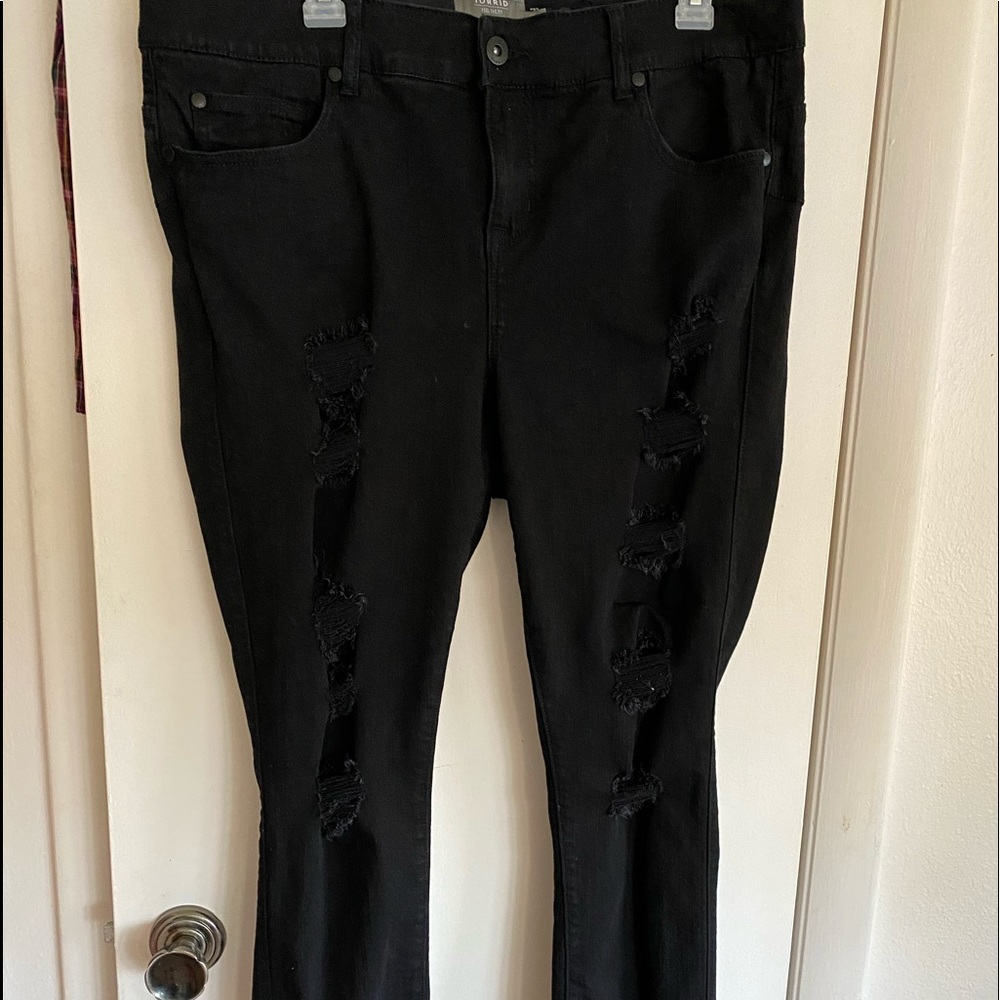 TORRID Black Destroyed Bombshell skinny sz 16R